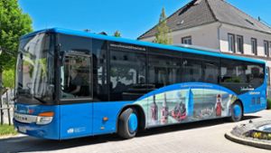 Ein Bus steht in Fürstenbergs Ortsmitte. Er zeigt Münster, Neckartower, Sauschwänzlebahn und Co. – ist das die richtige Werbung auf den neuen Bussen? Darüber wird jetzt diskutiert. Foto: Michael Kienzler