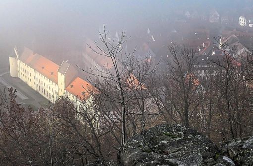 Das Wolfacher Schloss – vom Käpflefelsen aus aufgenommen – war am Silvestertag teils von Nebel umhüllt. Die Temperaturen im Dezember waren an vielen Tagen sehr mild. Foto: Schmalz