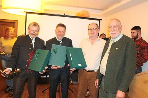 Seit 25 Jahren im Hegring: Ludwig Schrägle (rechts) ehrt bei der Hauptversammlung Dieter und Bernd Hauser sowie Georg Schrön (von links).  Foto: Steinmetz Foto: Schwarzwälder Bote