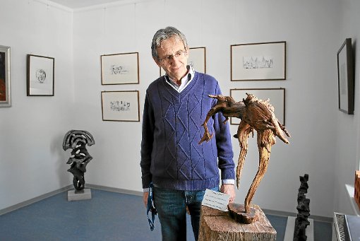 Herbert Kugele arrangiert die Kunstwerke seines Vaters Karl Kugele anlässlich des zweiten Ausstellungszyklus’ Bilder und Skulpturen im Haus Bühler in Schömberg. Foto: Fisel Foto: Schwarzwälder-Bote