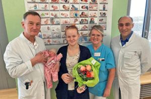 Freuen sich gemeinsam über das erste Baby des neuen Jahres (von links): Andreas Kuznik mit der kleinen Zoey, Estelle Brunner, Anna Labocha-Pawlowski und Peter Seropian.  Foto: KLF