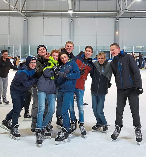 Einige Schüler drehen auf der Fläche der Schwenninger Eishalle auf Schlittschuhen ihre Runden. Foto: Schule Foto: Schwarzwälder Bote