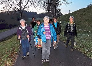 Gemeinsam geht es mit Laternen acht Kilometer  in die gute Stube des Schwenkenhofs zum Lichtgang Foto: Schwarzwaldverein Foto: Schwarzwälder-Bote