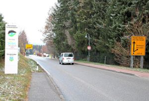 Die Strecke ortsausgangs Richtung Bad Herrenalb könnte mit dieser Beschilderung zum Gefahrenpunkt werden. Foto: Gegenheimer Foto: Schwarzwälder Bote