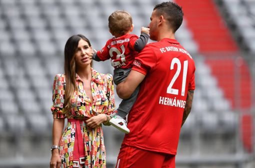 Bayern-Profi Lucas Hernandez mit seine Frau Amelia und dem gemeinsamen Sohn. Foto: imago images/Simon