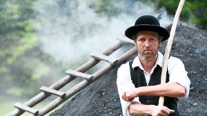 Köhler Thomas Faißt baut bald wieder seinen Kohlenmeiler auf.  Foto: Baiersbronn Touristik. Foto: Schwarzwälder-Bote