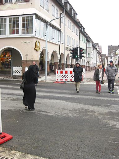 Fußgänger kommen jetzt wieder sicher über die Stuttgarter Straße.  Foto: Breitenreuter