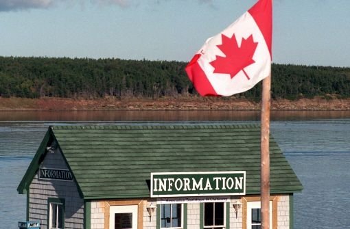 Die kanadische Fahne weht über dem Informationszentrum von Cheticamp, Provinz Neu-Schottland, auf der Insel Cape Breton Foto: Zentralbild