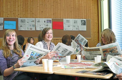 Beim Projekt Zeitung in der Schule (ZISCH) lernen Schüler im Umgang mit der Tageszeitung Medienkompetenz. Foto: Archiv