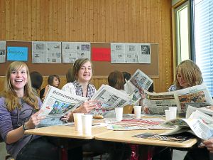 Beim Projekt Zeitung in der Schule (ZISCH) lernen Schüler im Umgang mit der Tageszeitung Medienkompetenz. Foto: Archiv