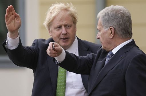Finnlands Präsident Sauli Niinisto (rechts) erhält vom britischen Premier Boris Johnson die Zusage, dass London helfen würde, würde Finnland von außen  angegriffen werden. Foto: dpa/Frank Augstein