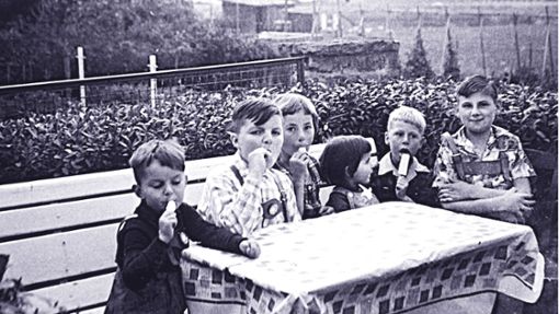 Historische Aufnahmen wie diese Kinder, die gerade ihr Eis genießen, zeigt der Historische Kalender des Heimatvereins Bisingen. Foto: Archiv/Archiv