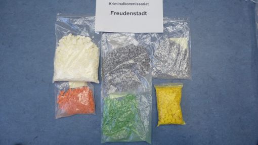 Bei dem Verdächtigen stellten die Beamten Amphetamine und Ecstasy-Pillen sicher. Foto: Polizei