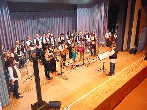 Den Höhepunkt des Konzerts im Alpirbacher Haus Gastes bildete der gemeinsame Auftritt des Popchors Crazy Voices und der bolivianischen Gruppe Sacambaya. Foto: Werner Foto: Schwarzwälder-Bote