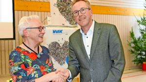 Bürgermeister Hans Michael Burkhardt überreichte Sabine Lüth einen Jubiläumsscheck über 1500 Euro zum 75-jährigen Bestehen des Jettinger VdK-Ortsverbandes. Foto: Uwe Priestersbach