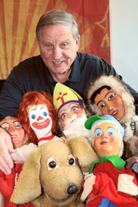 Dieter Sirringhaus steht als Puppenspieler – hier mit einer kleinen Auswahl aus seinem Fundus – seit 40 Jahre auf, beziehungsweise hinter der Bühne. Foto: Heinig
