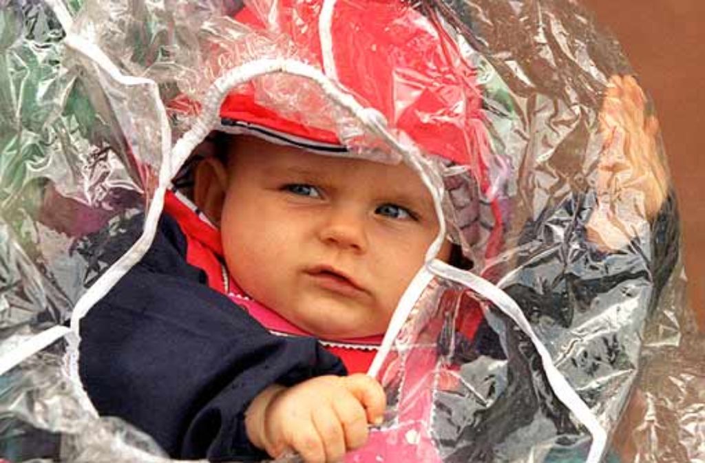 Glück im Unglück: Mit leichten Prellungen hat ein neun Monate altes Baby einen Unfall überstanden. (Symbolbild) Foto: dpa