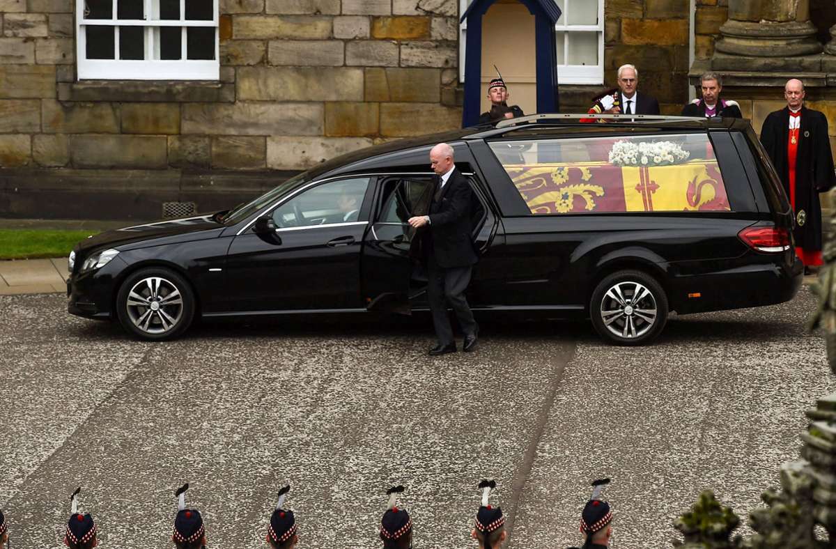 Letzte Reise der Queen: Am Sonntag erreichte der Sarg Holyrood House in Edinburgh. Foto: AFP/LISA FERGUSON