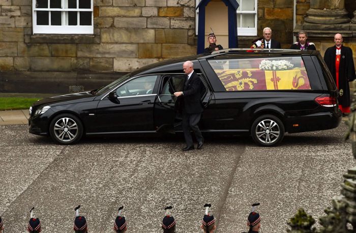 Queen Elizabeth II.: King Charles III. läuft in Edinburgh hinter Sarg