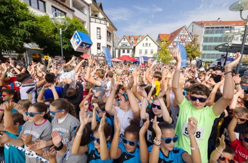 Kein Sportpublikum ist so begeisterungsfähig wie das in Albstadt – das zeigte sich auch beim Charity-Lauf. Foto: Alexander Stoll/Alexander Stoll