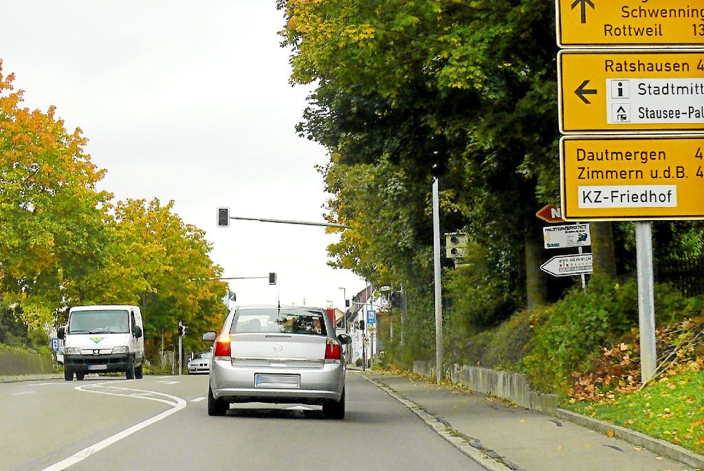 Viel Verkehr, viel Lärm: Auch die Stadt Schömberg muss wegen der B 27 jetzt eine Lärmaktionsplanung erarbeiten. Dies soll in Zusammenarbeit mit anderen Kommunen geschehen. Foto: Visel Foto: Schwarzwälder-Bote