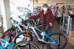 Herbert Hug, Inhaber von Zweirad-Hug in Hüfingen, hat deutschlandweit über den Winter viele Fahrräder online verkauft. Viele Kunden wollten mit einer frühen Bestellung Lieferengpässe vermeiden. Foto: Wursthorn