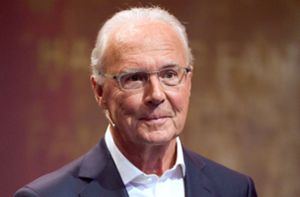 Franz Beckenbauer sieht auf dem rechten Auge nichts mehr. (Archivbild) Foto: dpa/Ina Fassbender