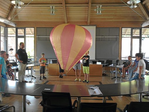 Ein Bild mit Seltenheitswert:  Mitten im Ratssaal steigt ein Ballon auf. Foto: Schwarzwälder-Bote