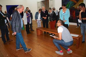 Lukas Gäbele (vorne rechts) erläutert den Besuchern detailliert die Vorgehensweise bei der Behandlung des alten Fußbodens. Foto: Fischer Foto: Schwarzwälder Bote