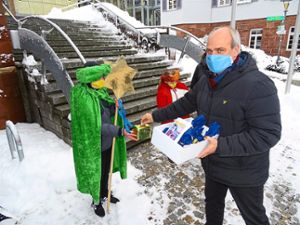Bürgermeister Matthias Leyn spendete für die  diesjährige Sternsingeraktion. Foto: Gemeinde Foto: Schwarzwälder Bote