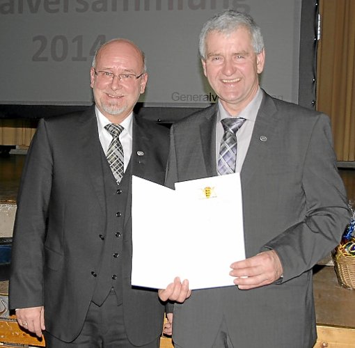 Vorsitzender Eugen Jägle (rechts) bekam die Urkunde von Bürgermeister Armin Schwarz überreicht. Foto: Becker Foto: Schwarzwälder-Bote