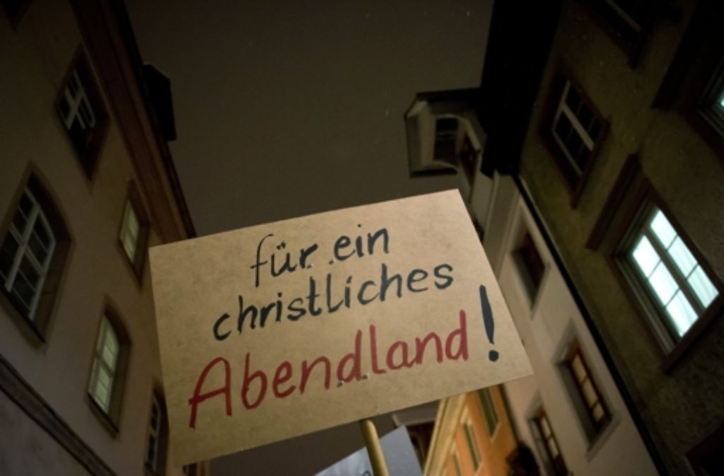Pegida-Anhänger halten am 26. Januar 2015 in Villingen-Schwenningen ein Schild mit der Aufschrift für ein christliches Abendland! hoch. Auch an diesem Sonntag hat dort wieder eine Demonstration der islamkritischen Bewegung stattgefunden. Foto: dpa