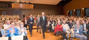 Der Ministerpräsident schreitet zur Bühne, gefolgt  von Sven Hinterseh und Martina Braun.  Foto: Kienzler