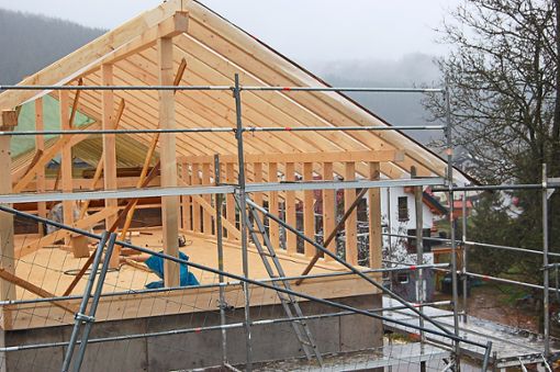 Noch  vor dem Wintereinbruch soll die Holzkonstruktion mit einem  Dach eingedeckt werden. Foto: privat Foto: Schwarzwälder Bote