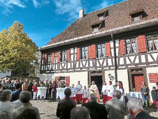 Pfarrer Hans Schlenker segnet das renovierte Gößlinger Pfarrhaus. Fotos: Bischof Foto: Schwarzwälder-Bote