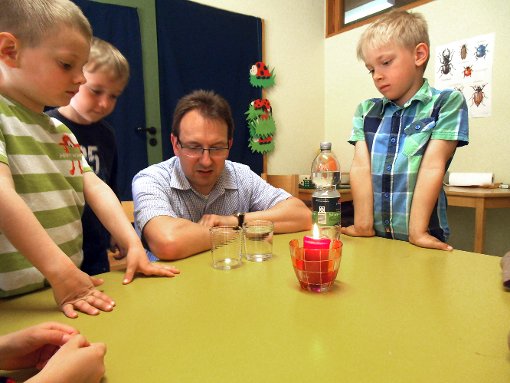 Forscherpate Jörg Zimmermann beim  Einsatz im Kindergarten Pusteblume.  Foto: Bresinski Foto: Schwarzwälder-Bote