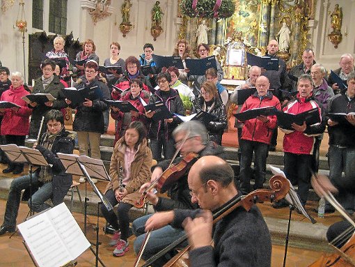 Der MGV Sängerkreis und das Orchester Cappella Vivace proben auf das Weihnachtskonzert in der Kirche St. Urban. Foto: Kuner Foto: Schwarzwälder-Bote