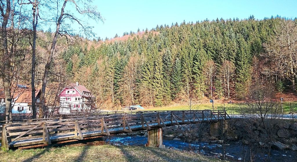 Der Steg über die Schönmünz am Stuhlberg soll noch in diesem Jahr saniert werden.   Archiv-Fotos: Bauamt