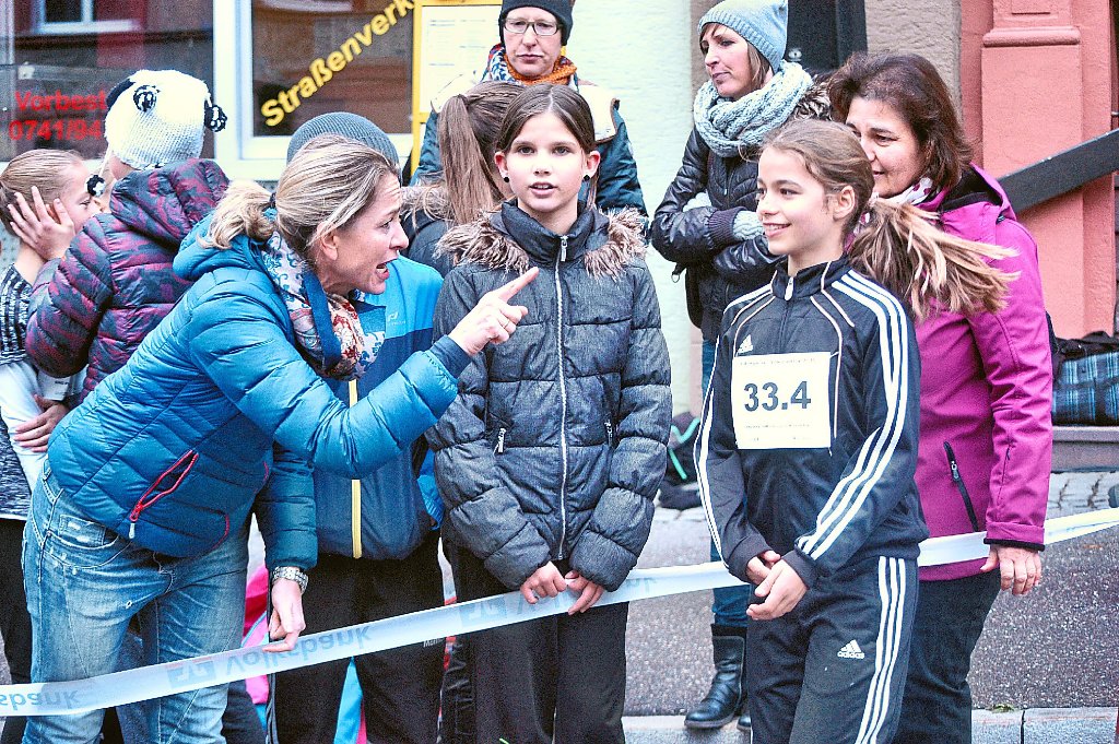 Letzte Anweisungen vor dem Start zum Volksbanklauf (links). Beim Staffellauf zählt die Mannschaftsleistung.  Fotos: alf/Graner Foto: Schwarzwälder-Bote