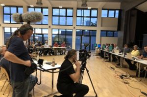 Film- und Tonaufnahmen während der Sitzung: Zahlreiche Medienvertreter waren am Donnerstag in Burladingen vor Ort. Foto: Rapthel-Kieser