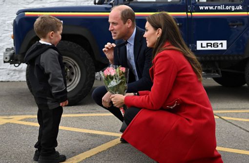 Wer hat die schönere Krawatte? Prinz William und Prinzessin Kate plaudern mit dem kleinen Theo Crompton. Foto: AFP/PAUL ELLIS
