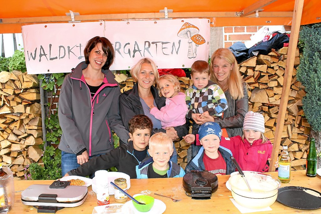 Auch die Kinder und Erzieherinnen des Waldkindergartens beteiligten sich am Backhausfest. Fotos: Köncke Foto: Schwarzwälder-Bote