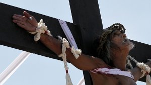 Freiwillige lassen sich an Kreuz nageln