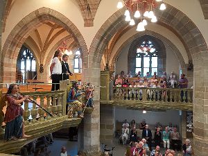 Agnes Märker und Hans-Peter Merz freuen sich an der Empore stehend über den lebhaften Applaus ihrer Zuhörer in der Balinger Stadtkirche. Foto: Tahir Foto: Schwarzwälder-Bote