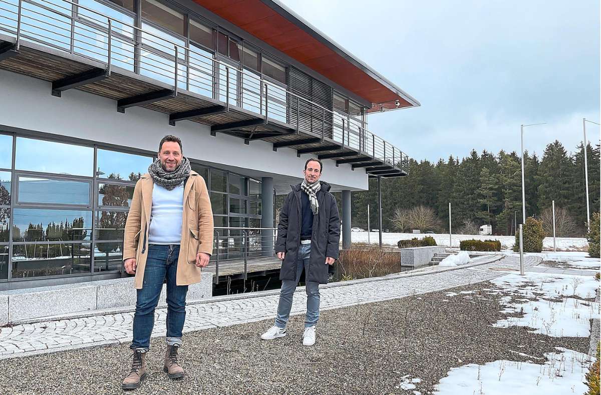 Patrick Leibold (links) und Michael Lindemeier freuen sich auf den Umzug nach Schwenningen. Im Hintergrund ist die Freifläche zu sehen, auf der 2023 die Produktionshalle verdoppelt werden soll. Foto: Pohl