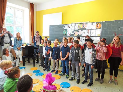 Der Schülerchor der Fützener Grundschule begrüßt die neuen Erstklässler lautstark mit dem Lied Alle aufgepasst zu Beginn der Einschulungsfeier Foto:  Schüle Foto: Schwarzwälder-Bote