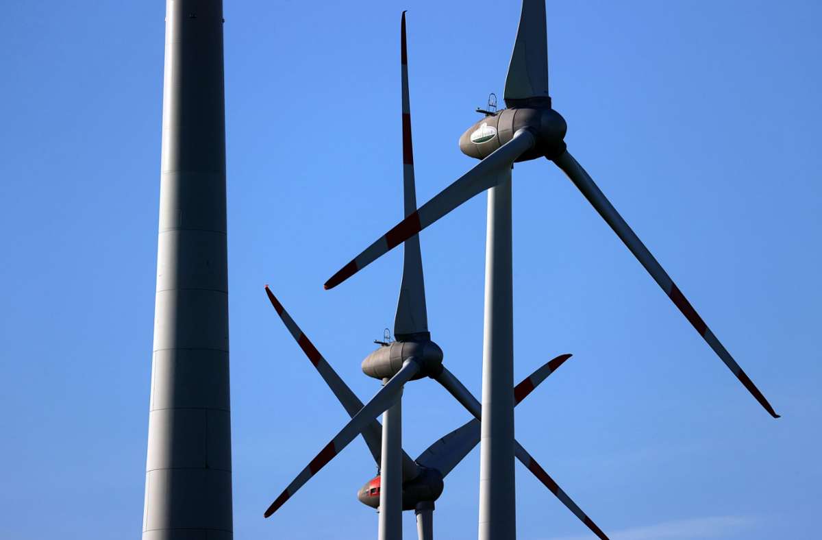 Windenergie ist in Frankreich überaus umstritten. Der Bau der Turbinen dauert lange, weil die Genehmigungen viele Hürden nehmen müssen. Foto: dpa/Karl-Josef Hildenbrand