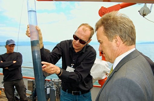 Umweltminister Franz Untersteller (r.) beim Seenforschungsinstitut. Foto: Rieger