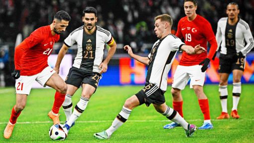 Ilkay Gündogan (Mitte) neben Joshua Kimmich  – kann das für die DFB-Elf funktionieren? Foto: AFP/TOBIAS SCHWARZ