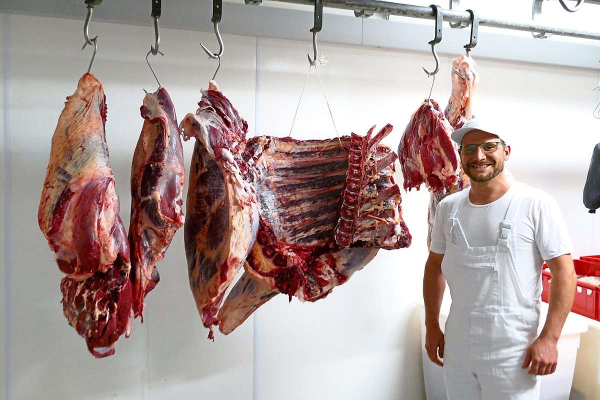 Tobias Günter zeigt Rinderteile von der letzten Schlachtung, die in seinem Kühlhaus reifen. Foto: Beyer